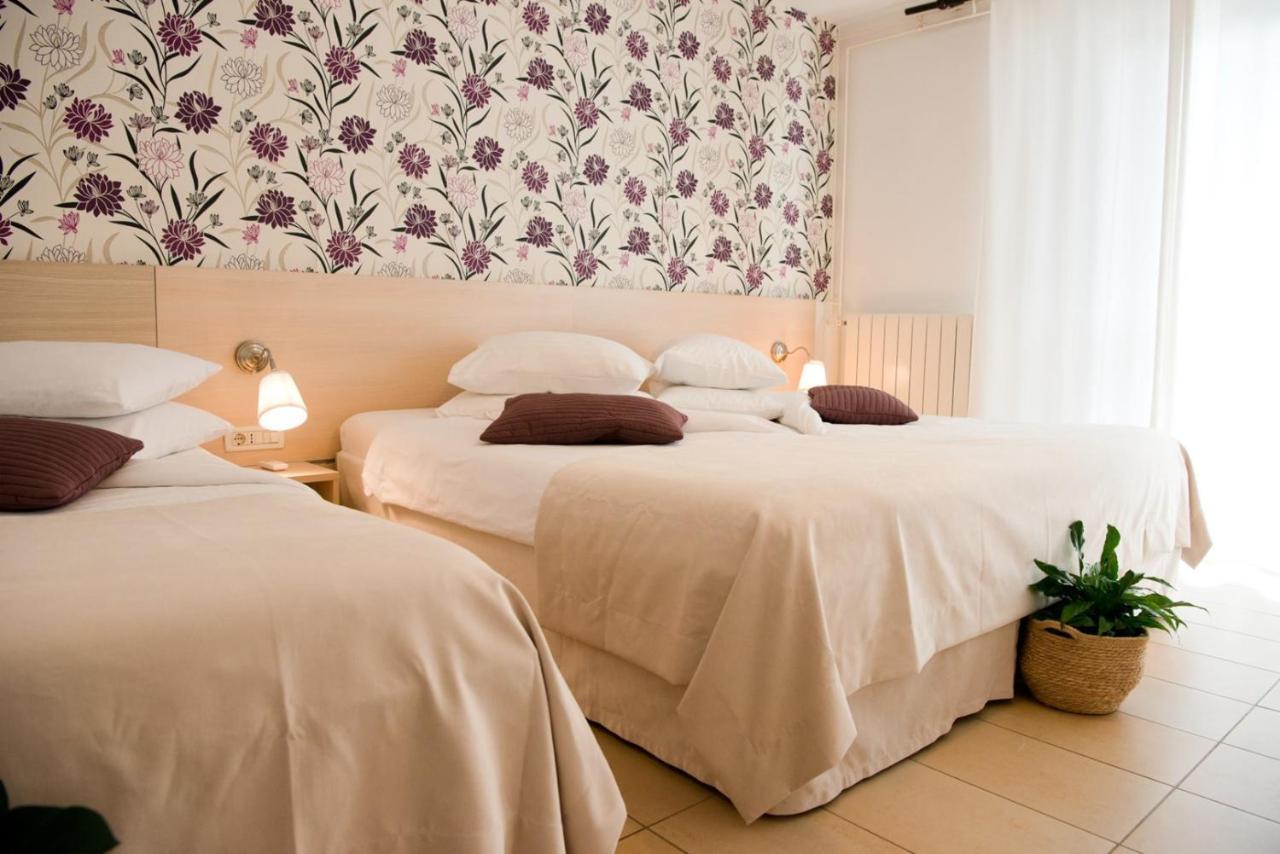 Apartments Sandra Poreč Buitenkant foto